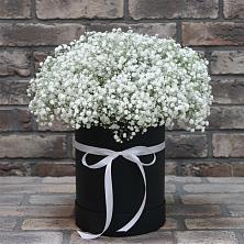 Цветочная композиция из Гипсофила в шляпной коробке в Белое