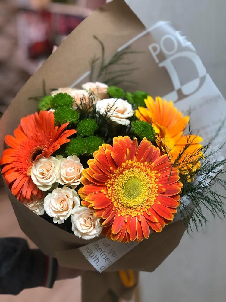 Букет цветов из: Герберы, Хризантемы и Розы в Белое