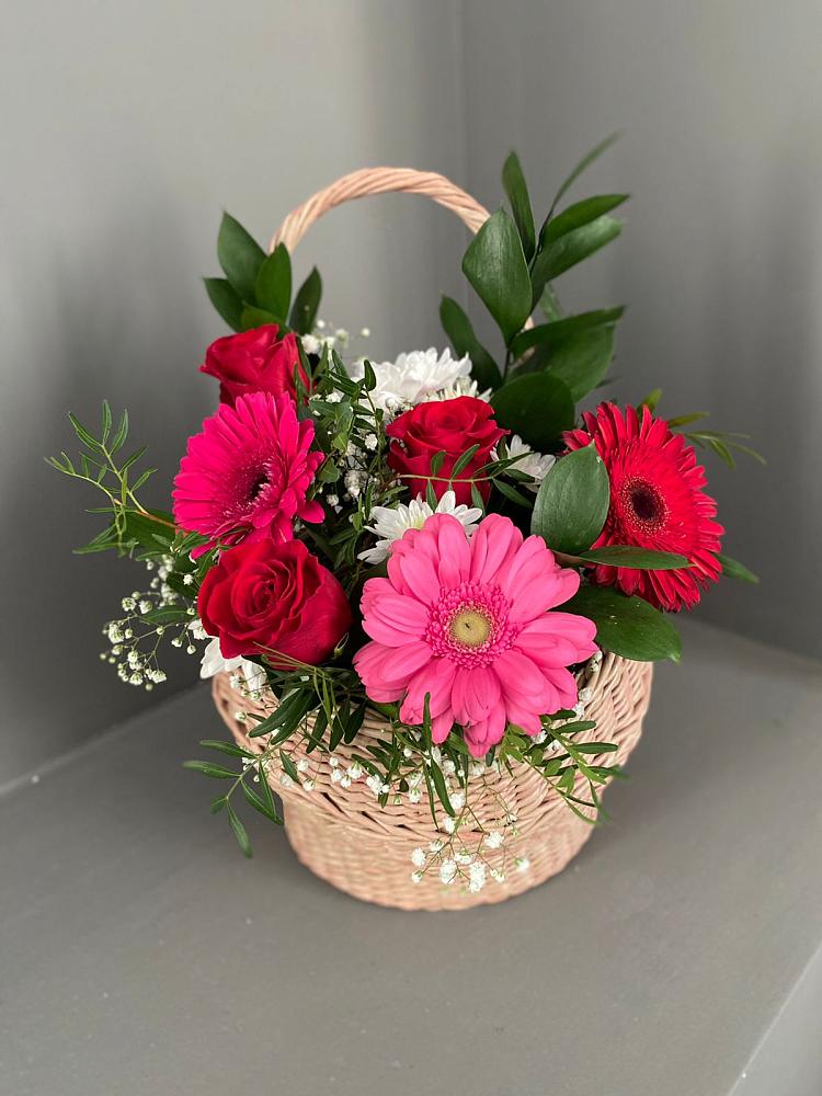Цветочная композиция из Розы, Хризантемы и Герберы в корзине в Белое