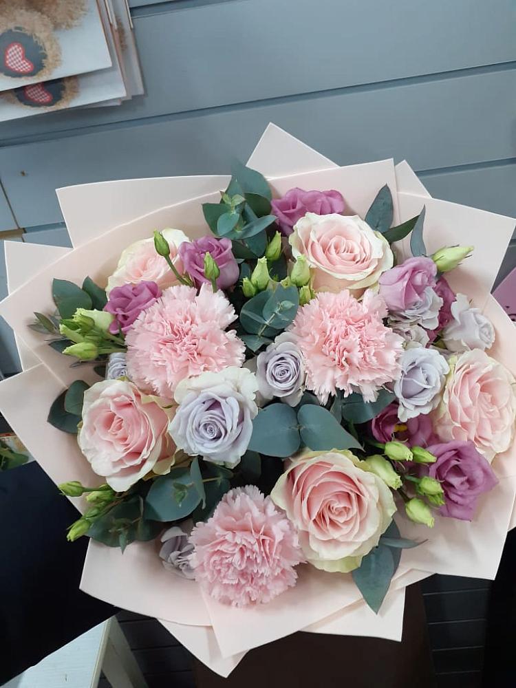 Букет цветов из: Розы, Гвоздики и Лизиантусы в Белое