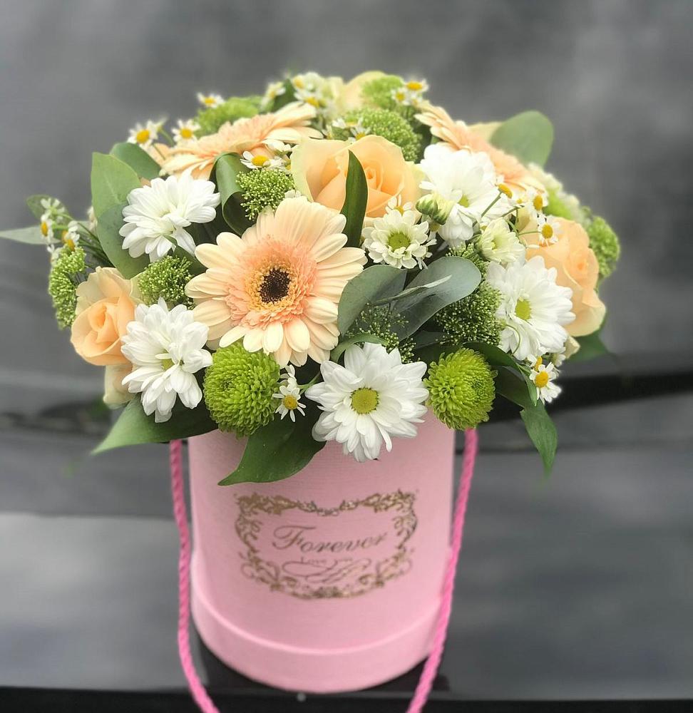 Цветочная композиция из Розы, Герберы и Хризантемы в шляпной коробке в Белое