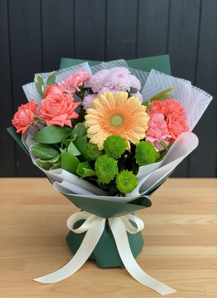 Букет цветов из: Гвоздики, Розы, Герберы и Хризантемы в Белое