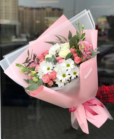 Букет цветов из: Розы, Лизиантусы и Хризантемы в Белое