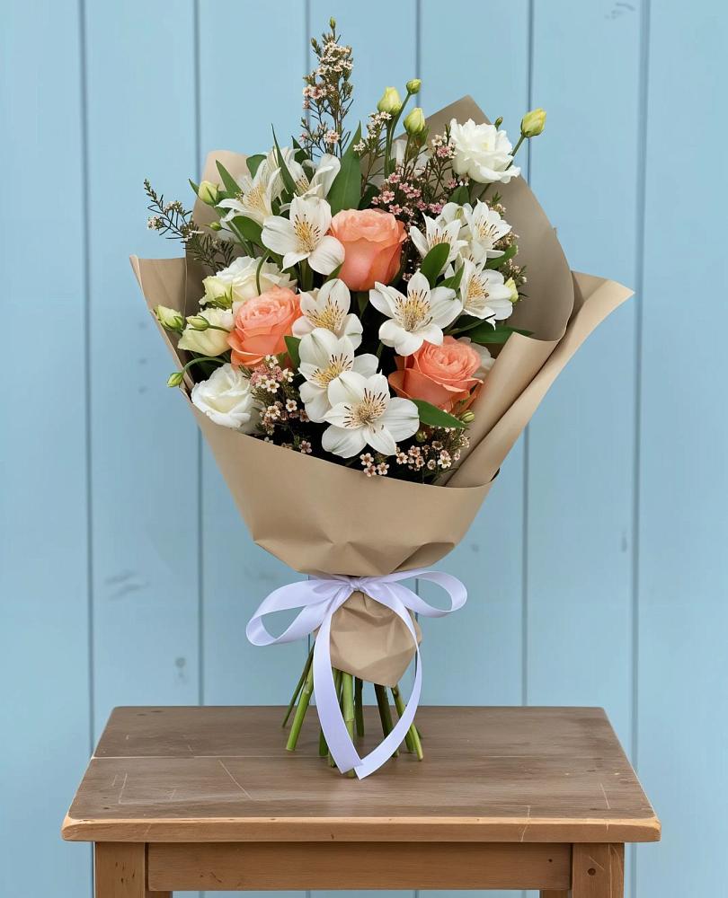 Букет цветов из: Альстромерии, Лизиантусы, Розы и Хризантемы в Белое