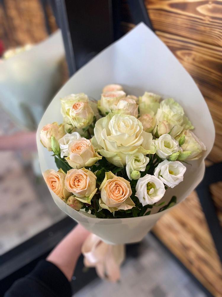 Букет цветов из: Розы и Лизиантусы в Белое