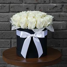 Цветочная композиция из Розы в шляпной коробке в Белое