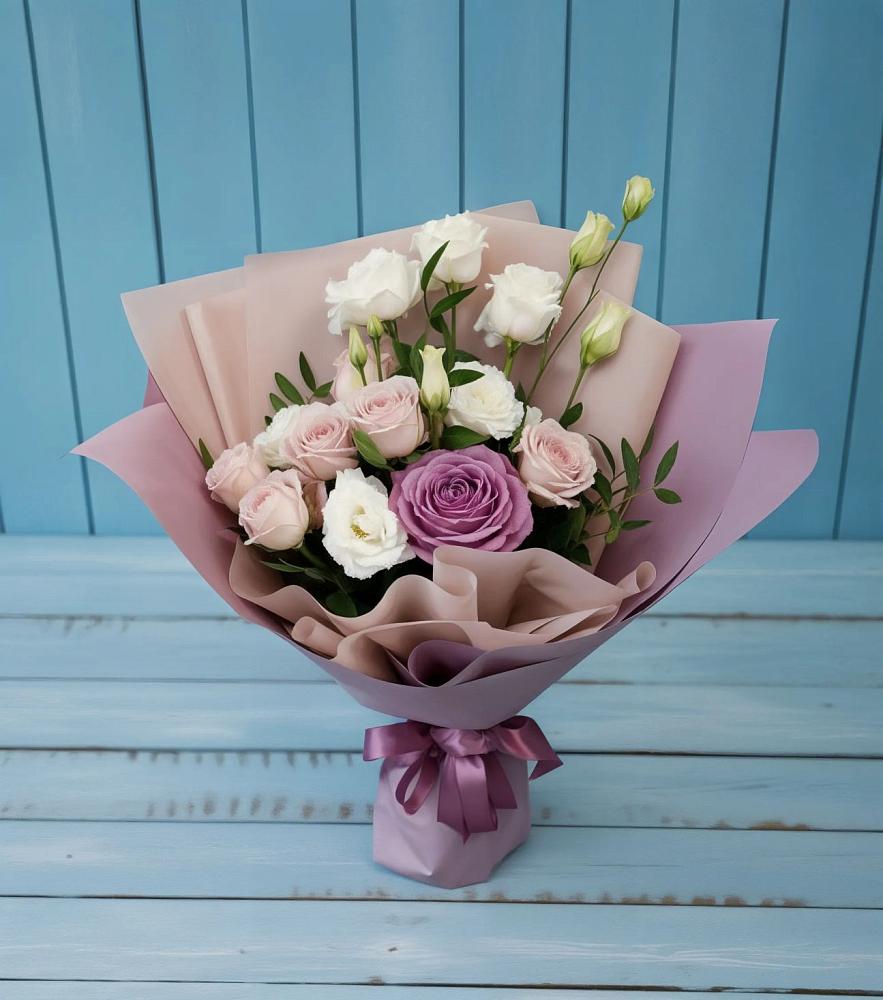 Букет цветов из: Розы и Лизиантусы в Белое