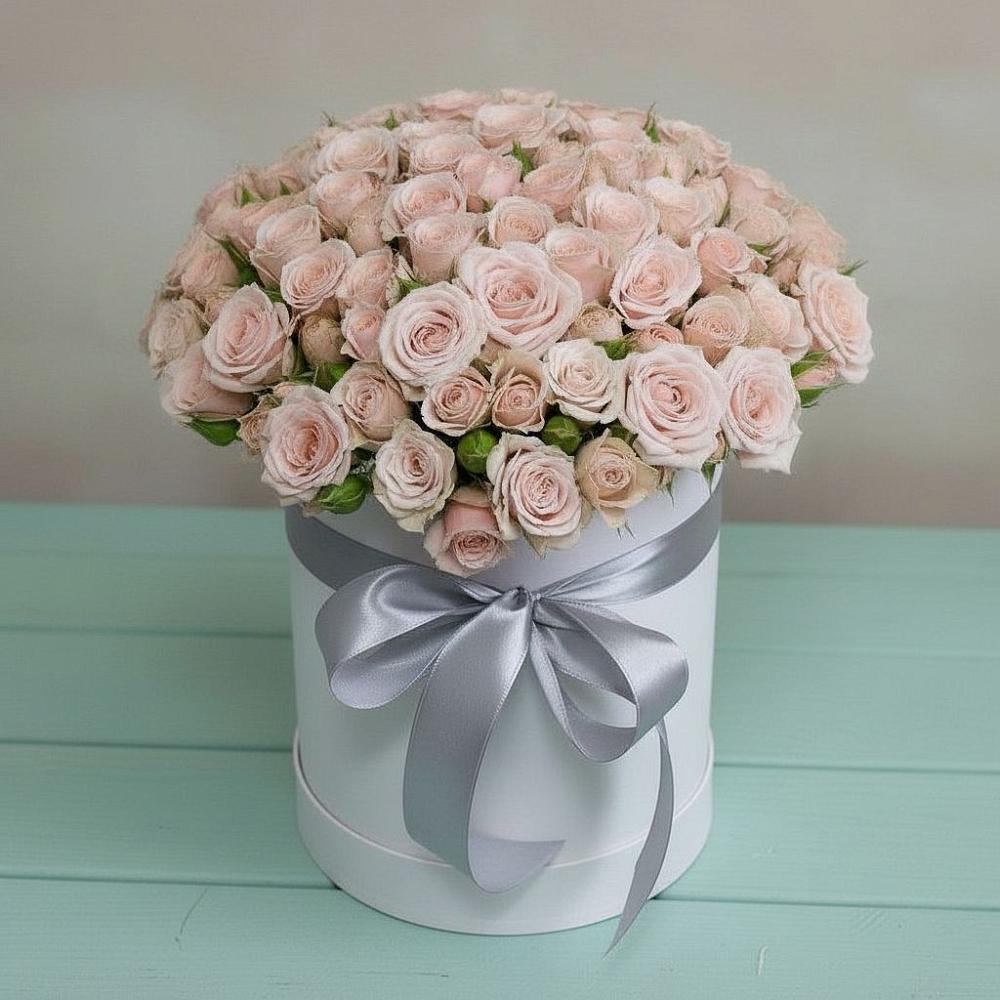 Цветочная композиция из Розы в шляпной коробке в Белое